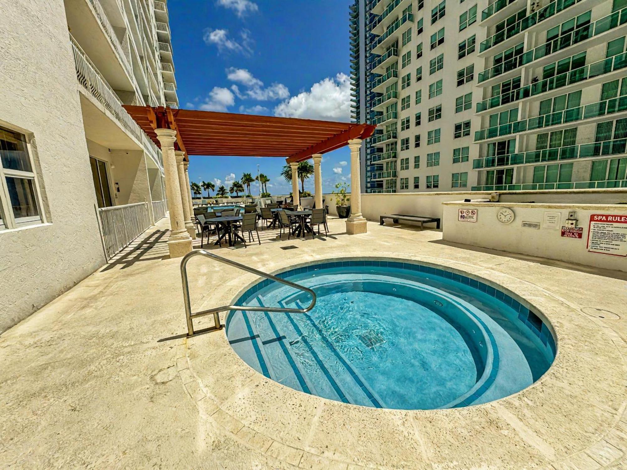 Apartamento Elegant Centric Vibrant Pool Jacuzzi Free Parking